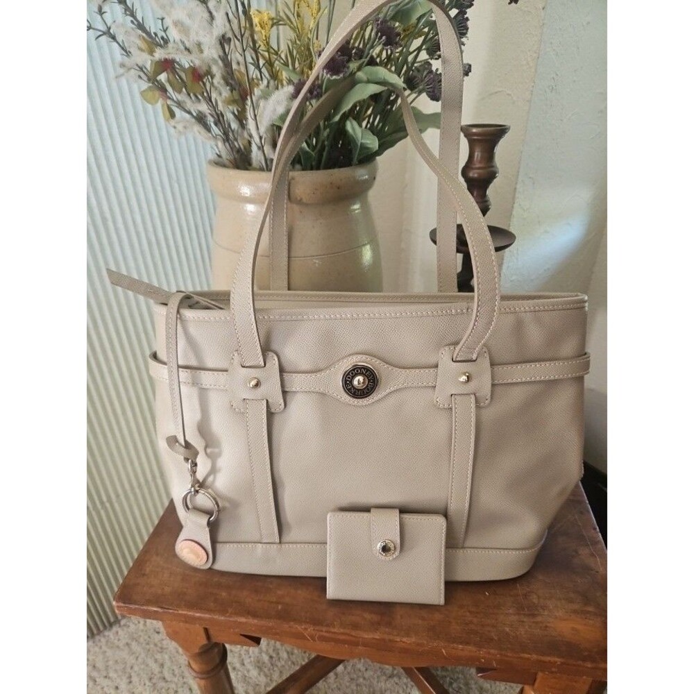 🌞DOONEY & BOURKE TAUPE LEATHER LOGO LOCK TOTE BAG + WALLET + KEY FOB SET